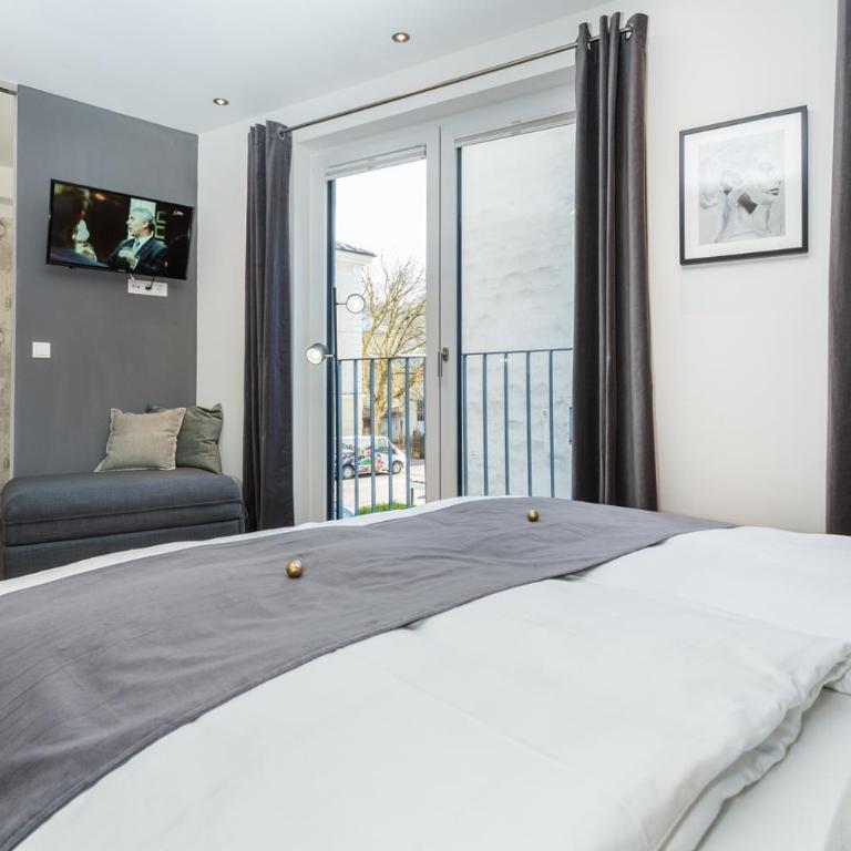 Room 4 & 5 Apartments - Deluxe Apartment - 9