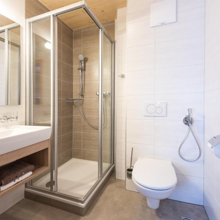 Appartements Sulzer by we rent, SUMMERCARD INCLUDED - Apartment mit 2 Schlafzimmern, einem Balkon und Gartenblick - 8
