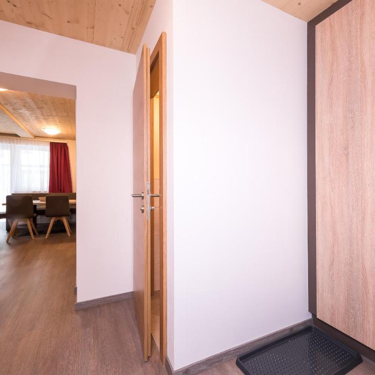 Appartements Sulzer by we rent, SUMMERCARD INCLUDED - Apartment mit 2 Schlafzimmern, einem Balkon und Gartenblick - 7