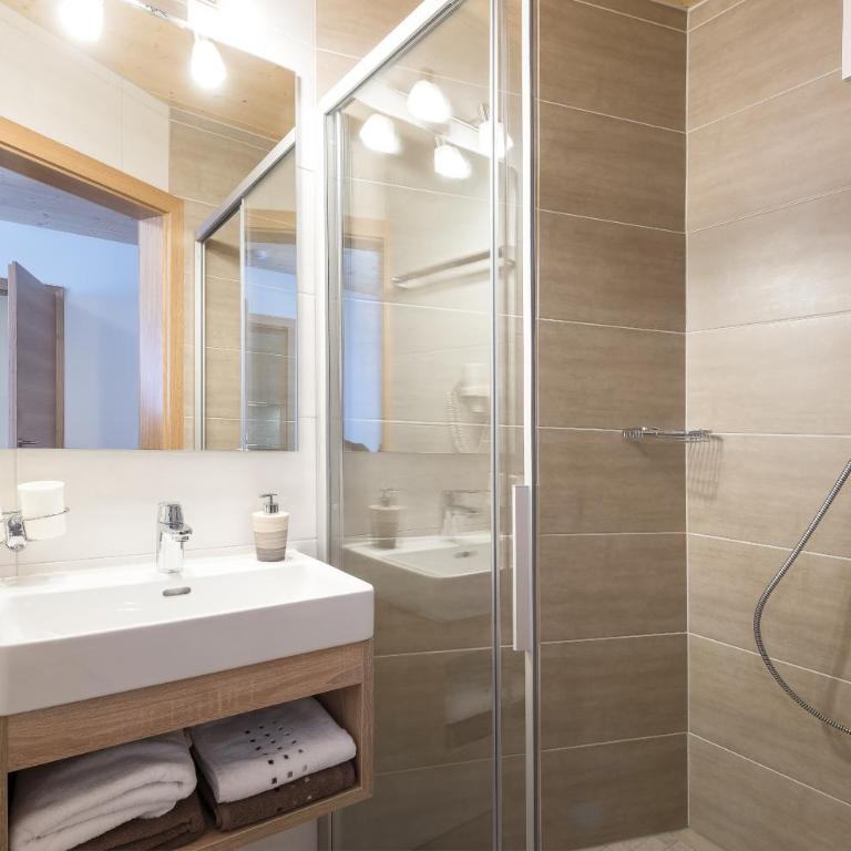 Appartements Sulzer by we rent, SUMMERCARD INCLUDED - Apartment mit 2 Schlafzimmern, einem Balkon und Gartenblick - 4
