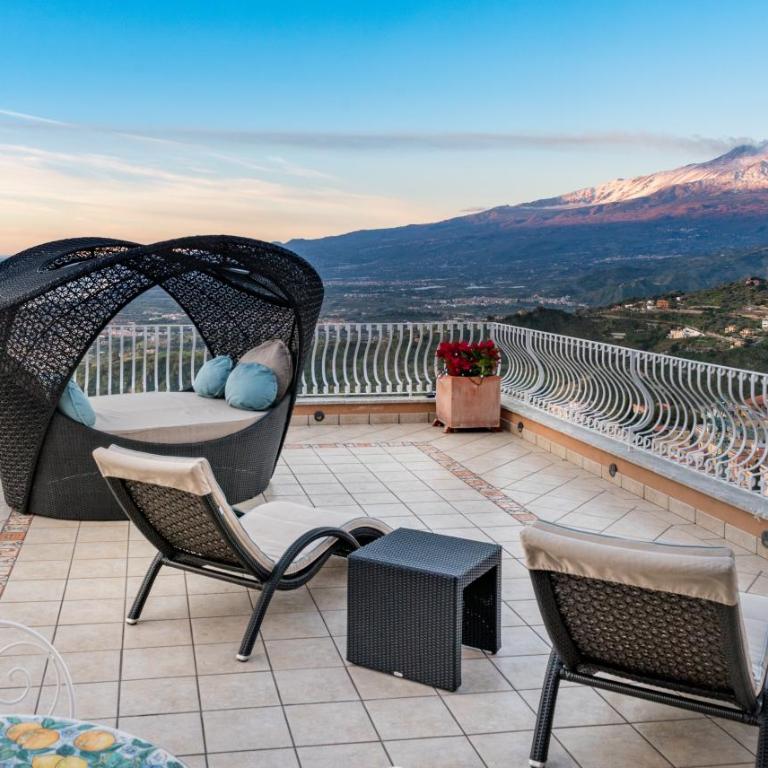 Villa Le Terrazze Charming Rooms - Deluxe Suite with Sea View - 2