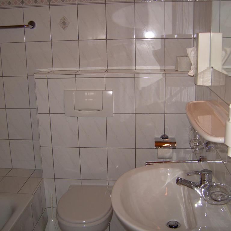 Pension Rieder - Dreibettzimmer mit Dusche - 3