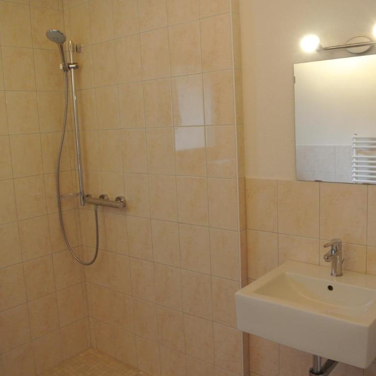 La Tzoum'hostel - Family Room with Shared Bathroom - 3