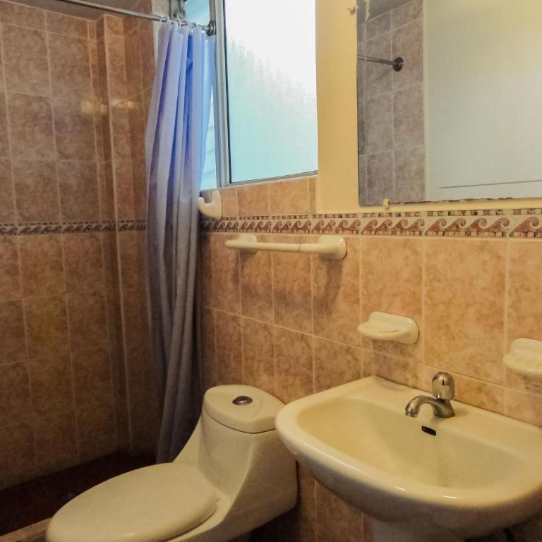 Hostal La Rosa Otavalo - Habitación Individual con baño privado - 12