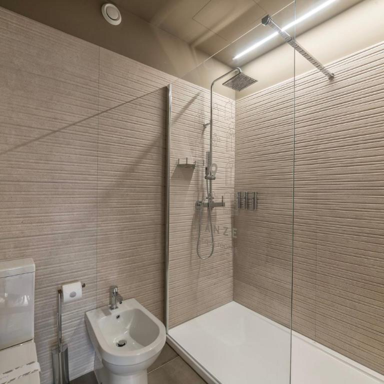 9 stanze - Boutique Rooms - Camera Matrimoniale Ampia con Bagno Privato e Vista Città - 2