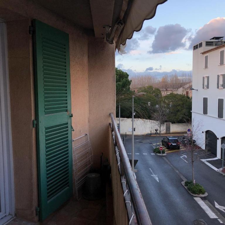 Perrine Duplex - Apartment - Split Level With 2 Bathrooms - 15