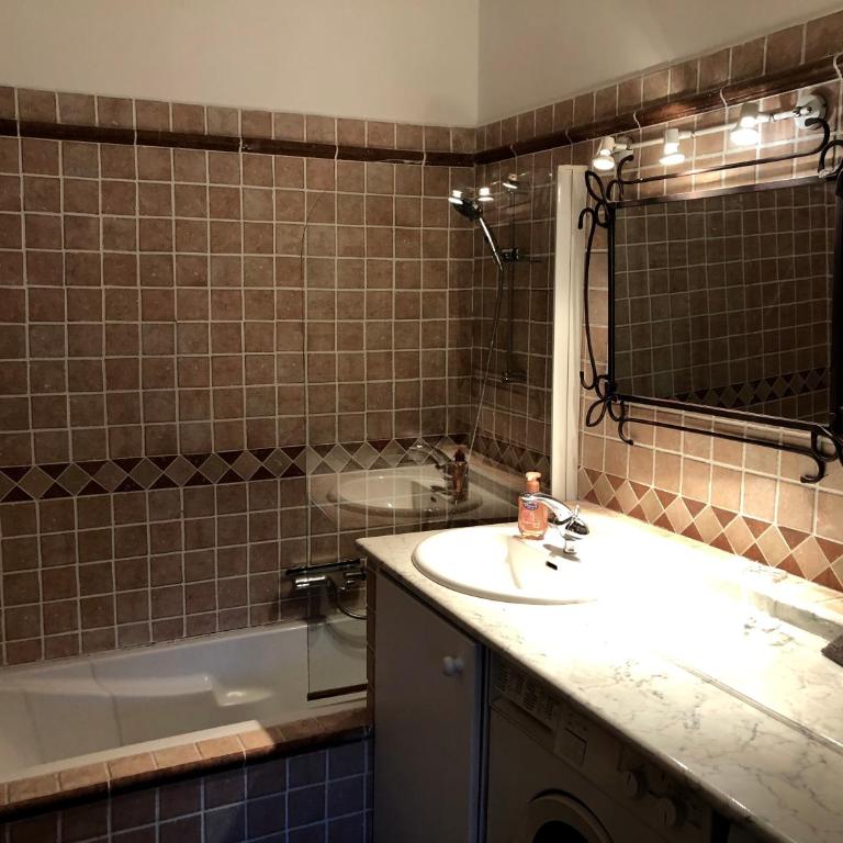 Perrine Duplex - Apartment - Split Level With 2 Bathrooms - 10