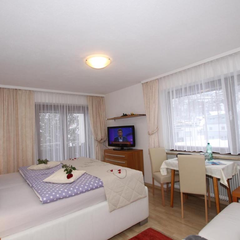 Pension Garni Gerhard - Doppelzimmer mit Balkon - 13