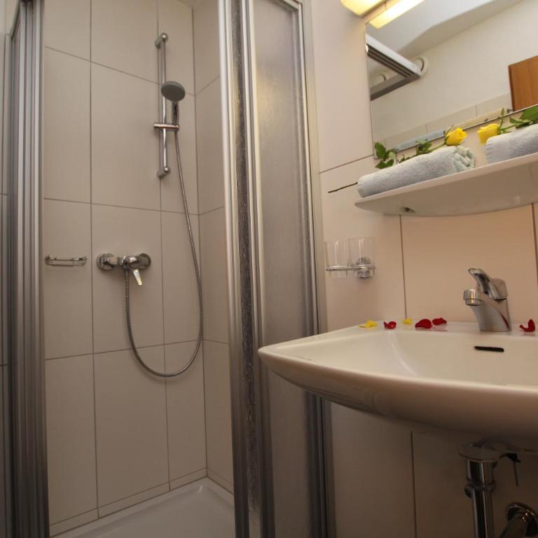 Pension Garni Gerhard - Doppelzimmer mit Balkon - 7