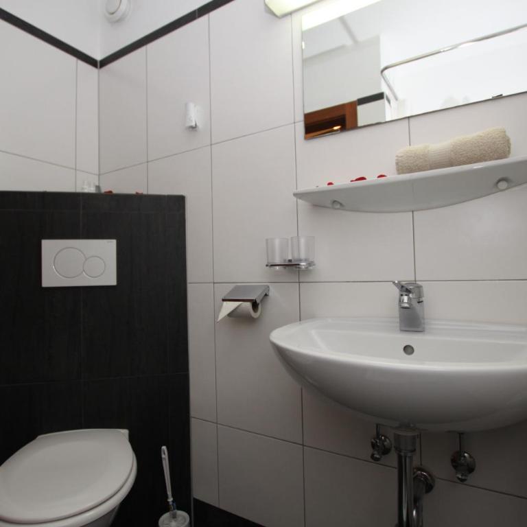 Pension Garni Gerhard - Doppelzimmer mit Balkon - 18