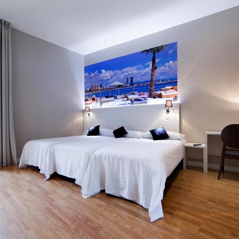 Hostal BCN Ramblas - Twin Room with 2 Extra Beds - 1