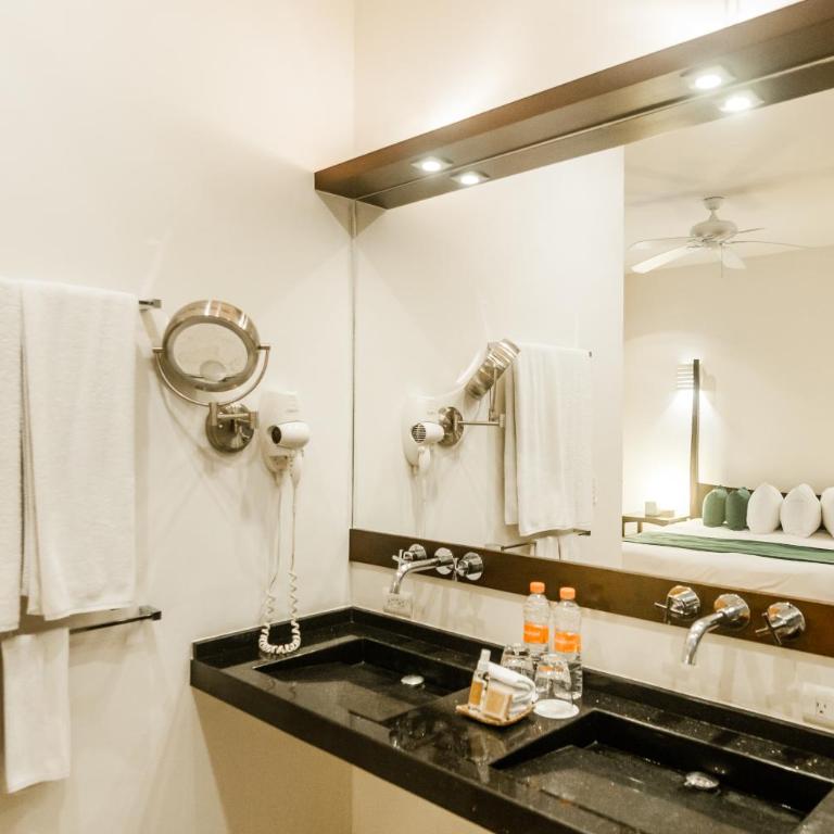 Mak Nuk Village - Clothing Optional - Dormitorio de lujo con acceso directo a la piscina - 4