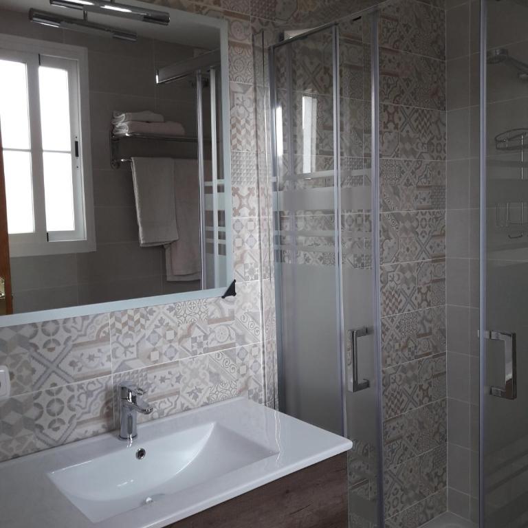 Alojamiento Colina del Sol - Habitación Doble con baño privado y terraza - 8