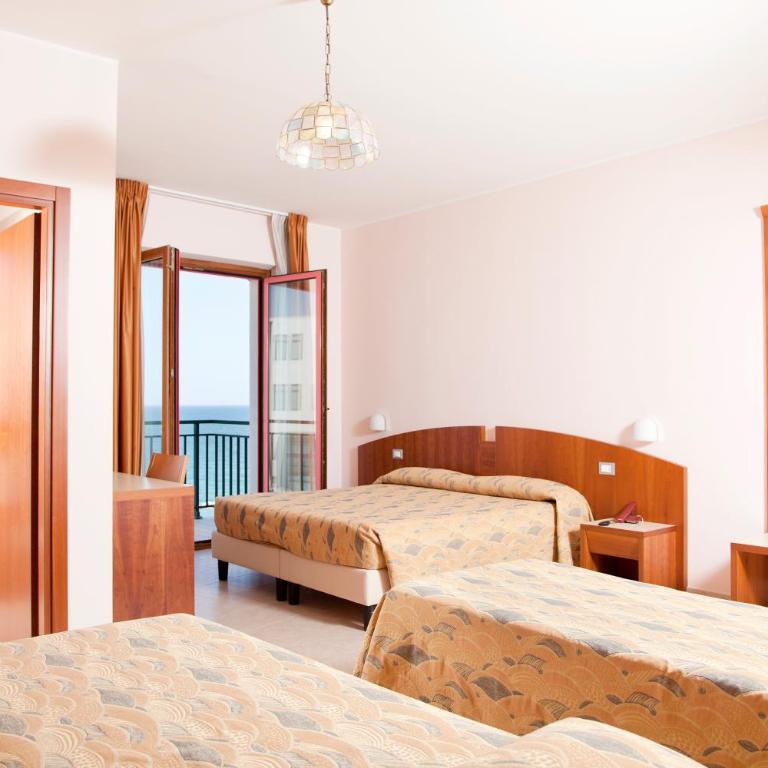Hotel Meridiano - Quadruple Room with Sea View - 2