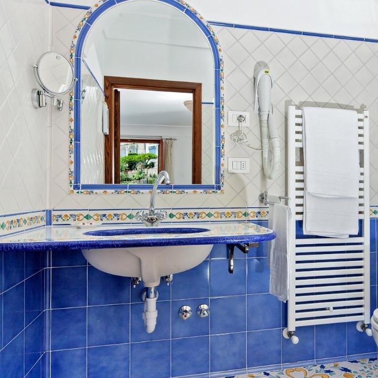 Hotel Vittoria - Camera Matrimoniale Superior con Vista Mare Parziale - 6