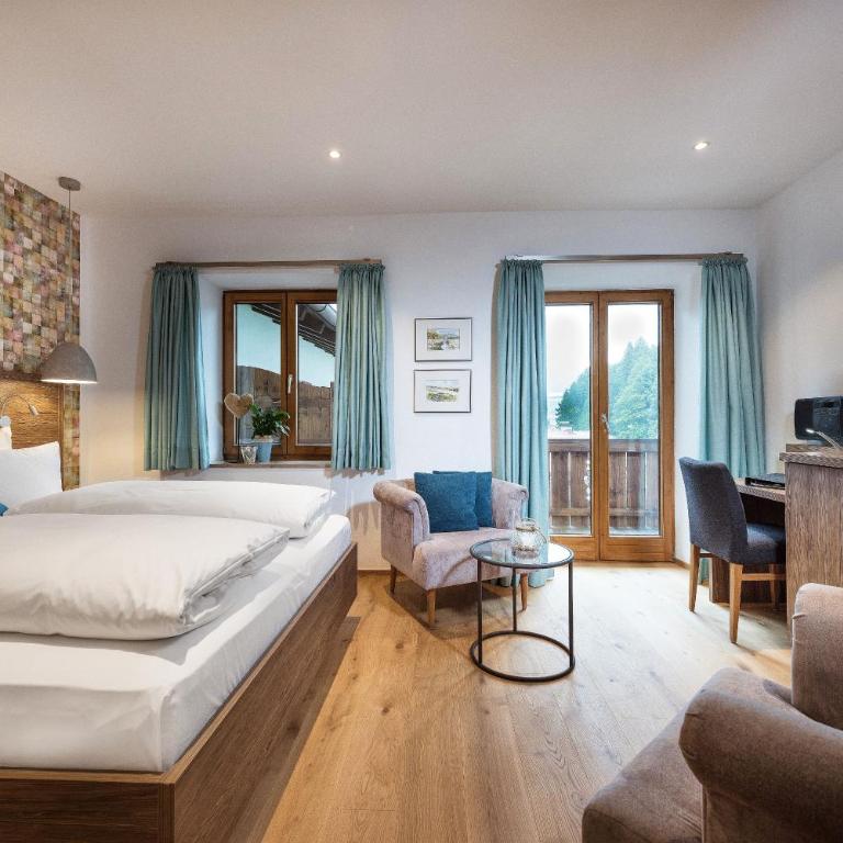 Bayern Resort Hotel - Adults only - mit Zugspitzblick - Eibsee-Nähe - Wellnessbereich - Naturpool im Sommer - Superior Doppelzimmer mit Bergblick - 7