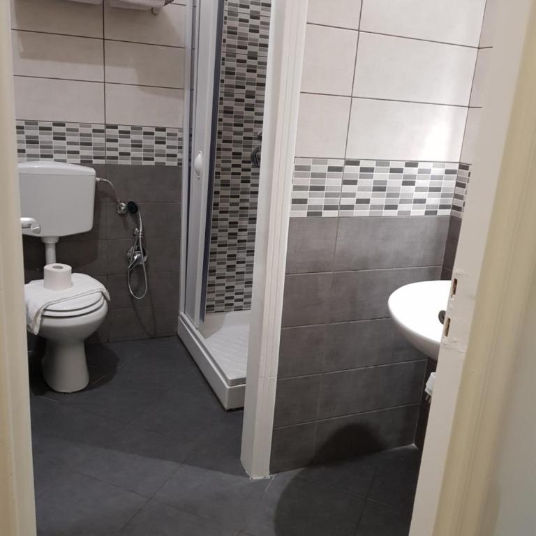 B&b ONE - Budget Twin Room with Private External Bathroom - 5