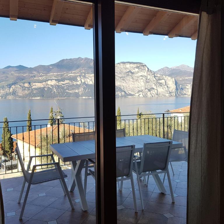 BMP APARTMENT DELUXE 1 JACUZZI RISCALDATA PRIVATA vista Lago di Garda - Appartamento con 3 Camere da Letto - 40