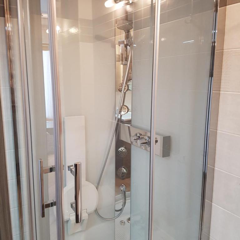 BMP APARTMENT DELUXE 1 JACUZZI RISCALDATA PRIVATA vista Lago di Garda - Appartamento con 3 Camere da Letto - 44