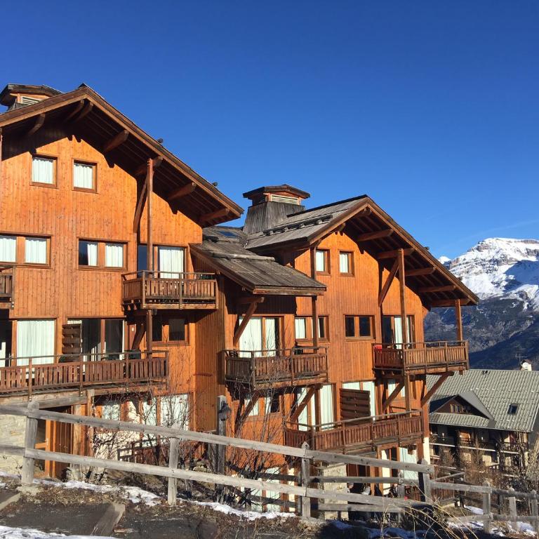 Appartement 2 chambres Chalet LE HAMEAU DES ECRINS Puy-Saint-Vincent 1800 au pied des pistes - Two-Bedroom Apartment - 3