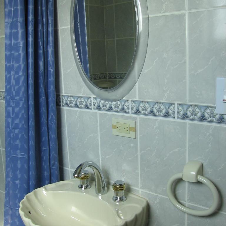 Hostal Cabañas Vistamar - Habitación Familiar con baño - 24