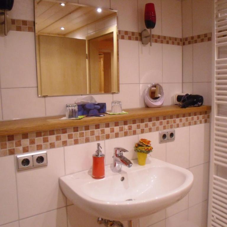 Pension Carina - Comfort Doppelzimmer mit Balkon und Seeblick - 5