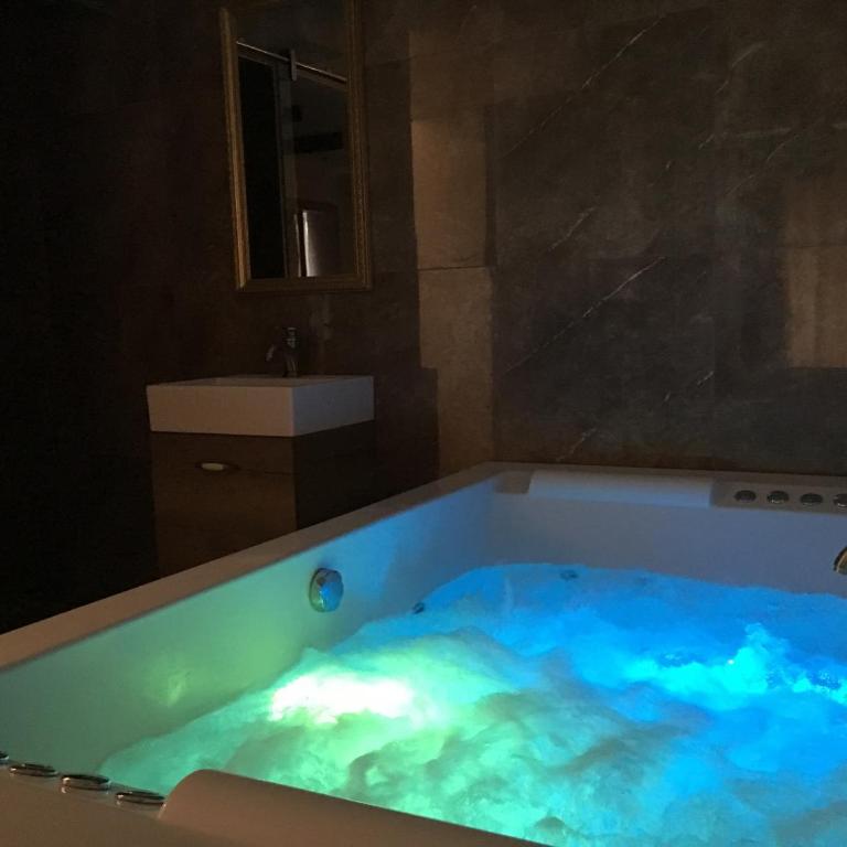Central Business Apartments Jacuzzi - Superior Apartman - 40