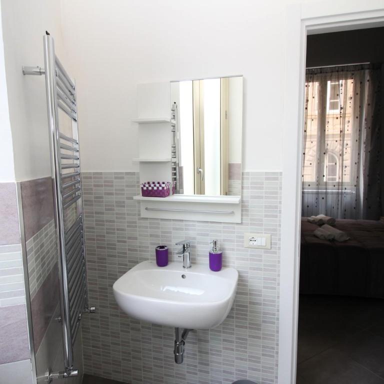 Oasi del Turista - Double Room with Private Bathroom and Balcony - 5