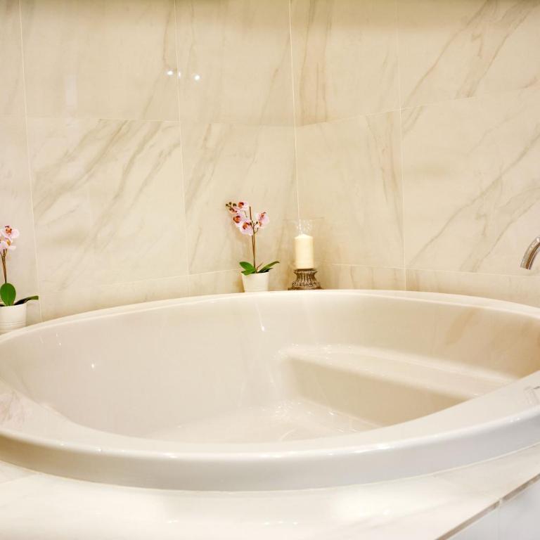 LUX CITYHALL + PARKING - Apartamento de 2 dormitorios - 3