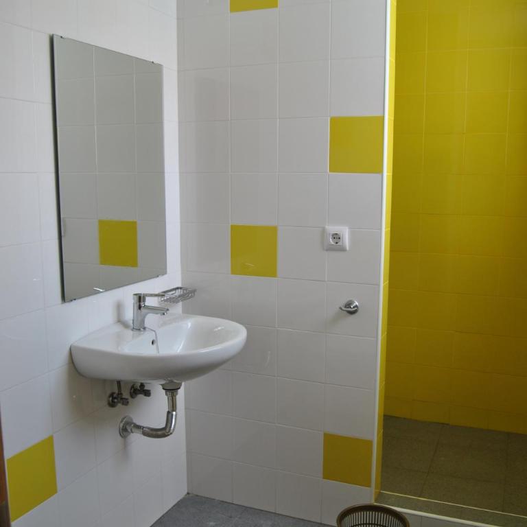 Albergue Inturjoven Jerez De La Frontera - Habitación Doble con baño privado - 2 camas - 6