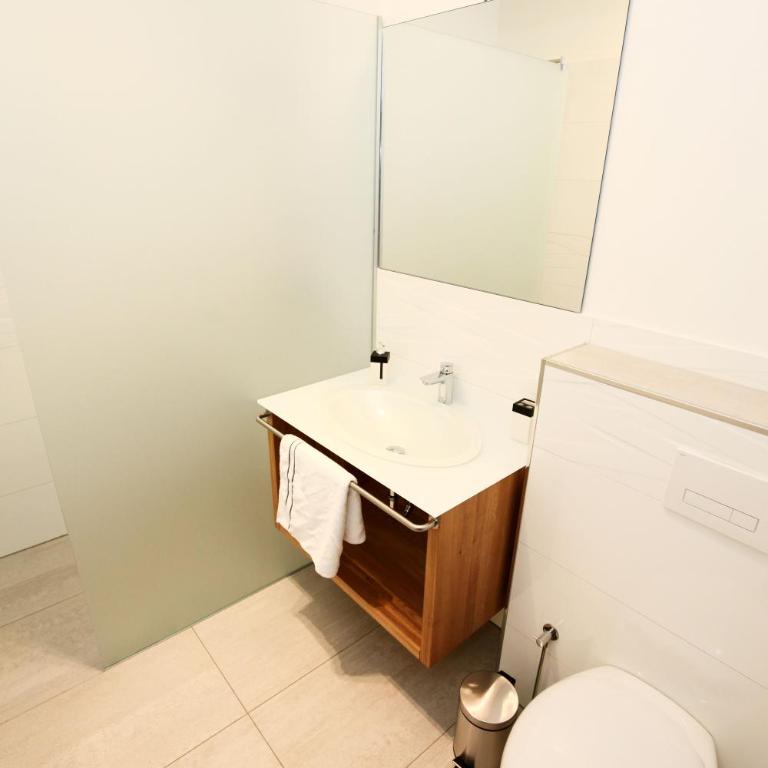 Gästezimmer Hurem - Deluxe Doppel-/Zweibettzimmer mit Balkon - 13