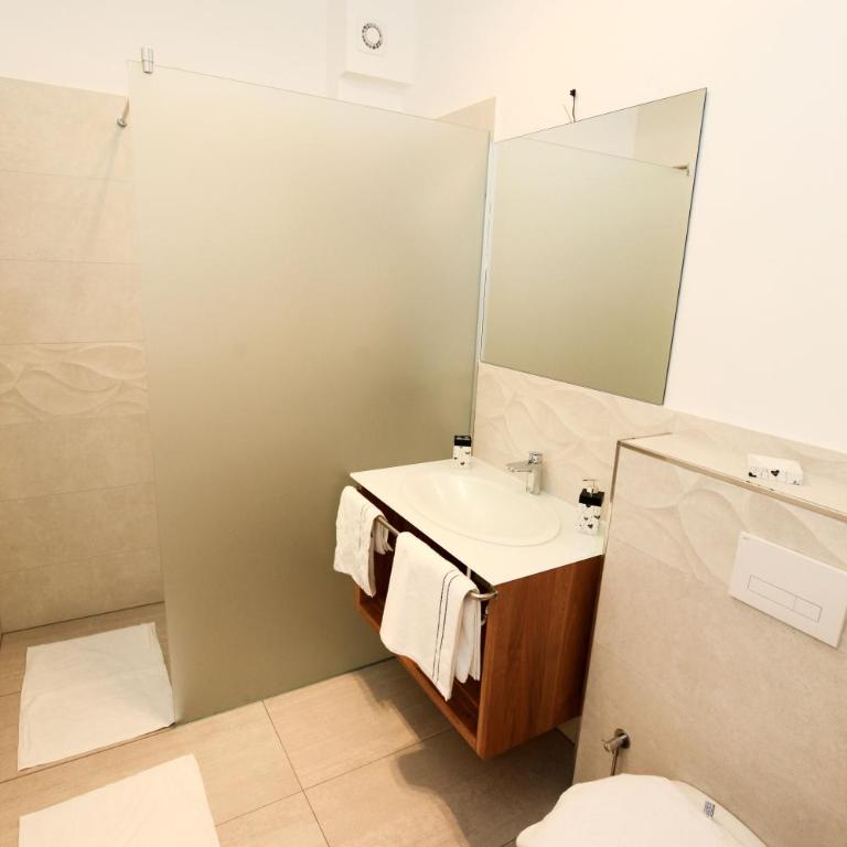 Gästezimmer Hurem - Deluxe Doppel-/Zweibettzimmer mit Balkon - 20