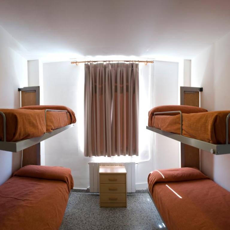 Albergue Inturjoven Granada - Triple Room with Private Bathroom - 4