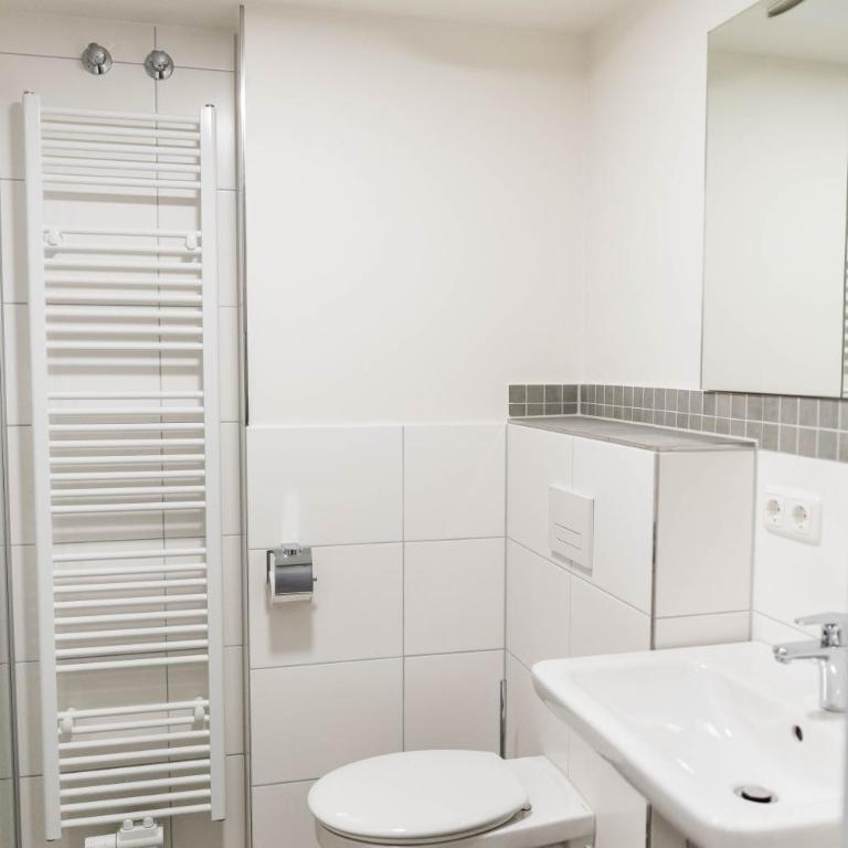 Hotel Staffelseestraße - 3-Bed-Apartment with Shower - 2