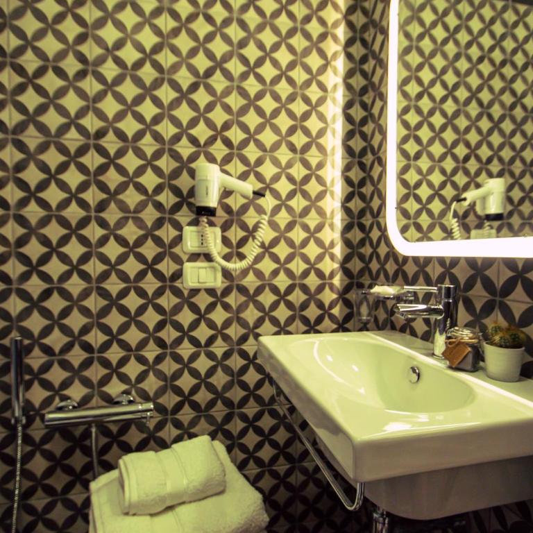 Arsenale Suites - Deluxe Room with Private Garden - 8