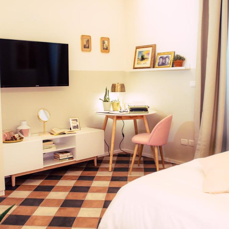 Arsenale Suites - Deluxe Room with Private Garden - 1