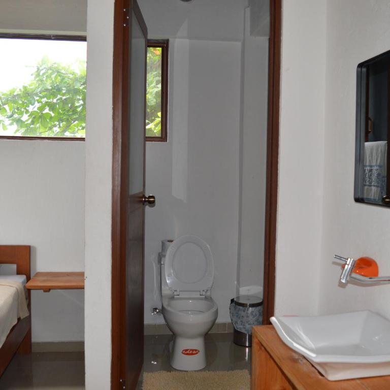 La Facha Hostal Restaurant Surf - Habitación con cama extragrande y vistas a la montaña - 7
