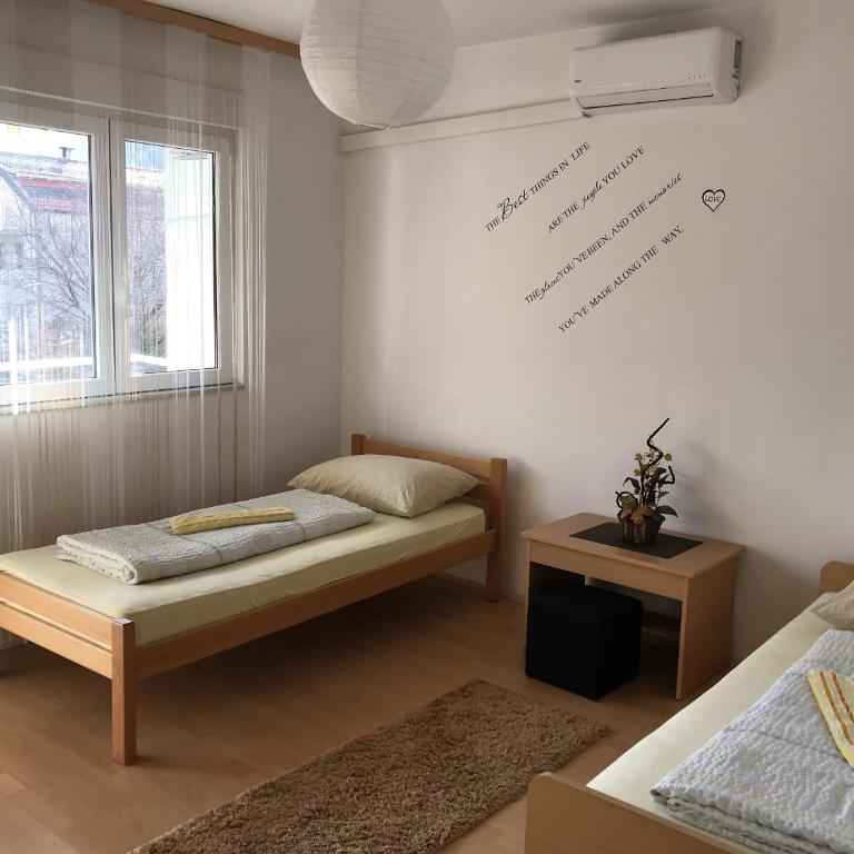 Rooms Deny - Twin Room with Balcony and Shared Bathroom - 9