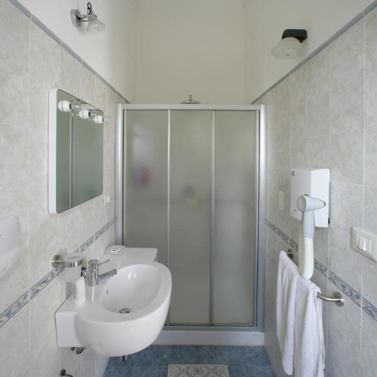 Albergo Bouganville - Camera Matrimoniale/Doppia con Letti Singoli - 9