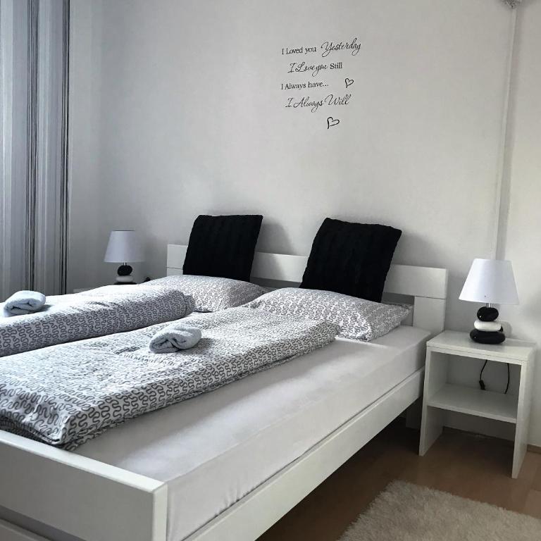 Rooms Deny - Dvokrevetna Soba sa Bračnim Krevetom i Zajedničkim Kupatilom - 1