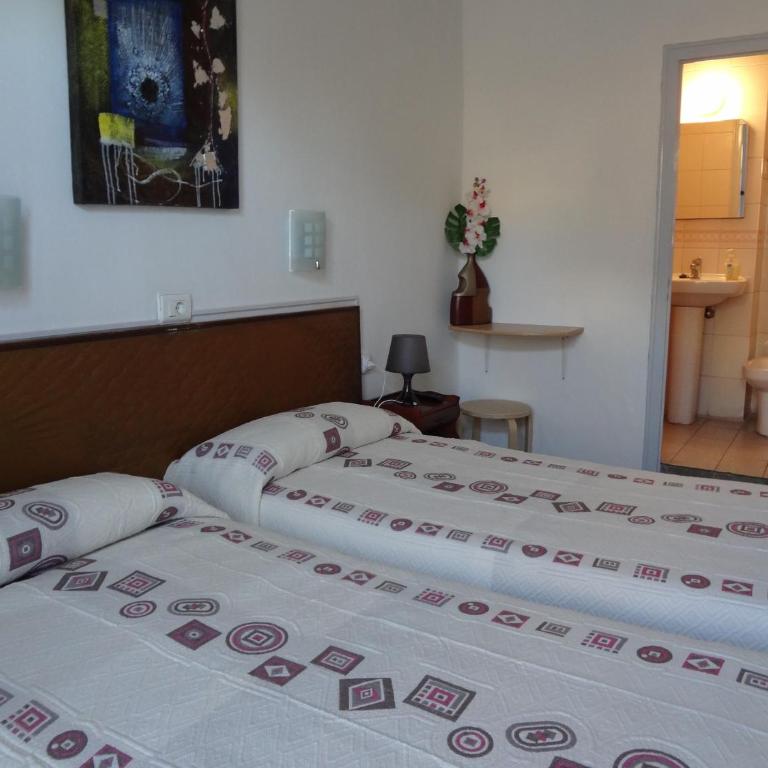 Hostal Sant Carlo - Twin Room with Private Bathroom - 4