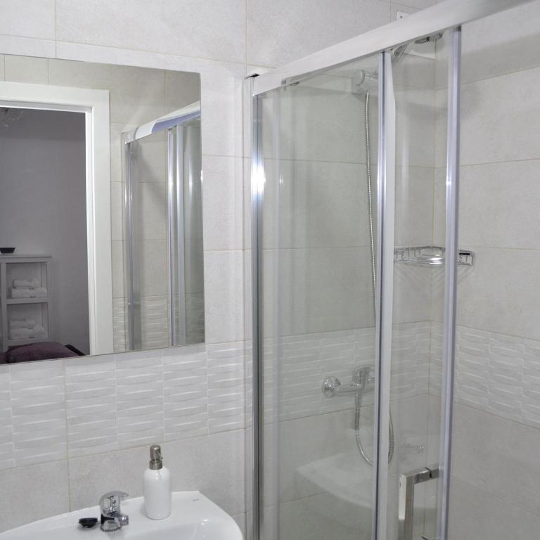 Grand Via House - Standard Queen Room with Private Internal Bathroom - 1