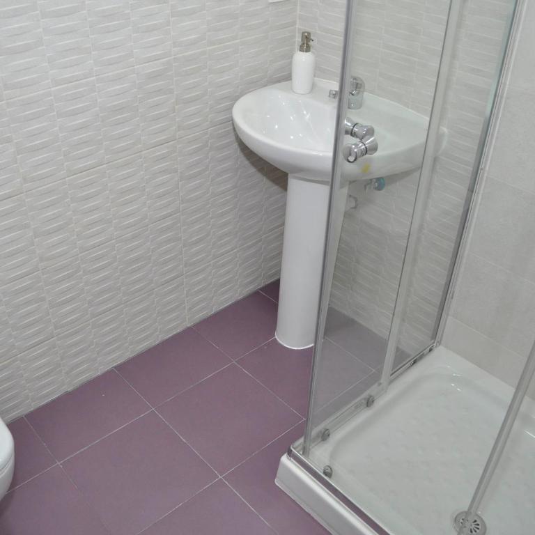 Grand Via House - Large Double Room with Private Internal Bathroom - 2