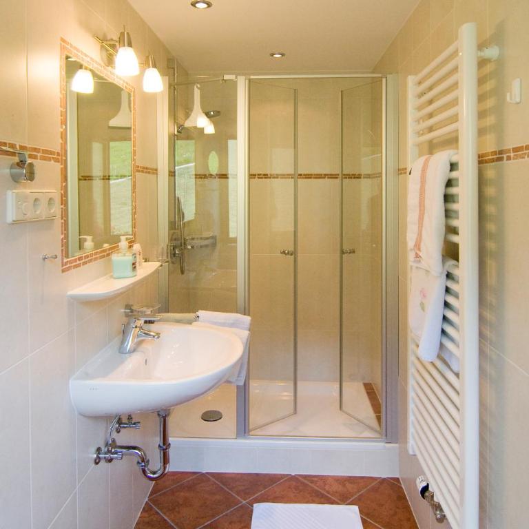 Haus Christl Reit im Winkl, Kostenloser Parkplatz, Spülmaschine, 5 Minuten zum Ortszentrum, ruhige Lage, Wlan - Comfort Doppelzimmer 3 mit Balkon - 1