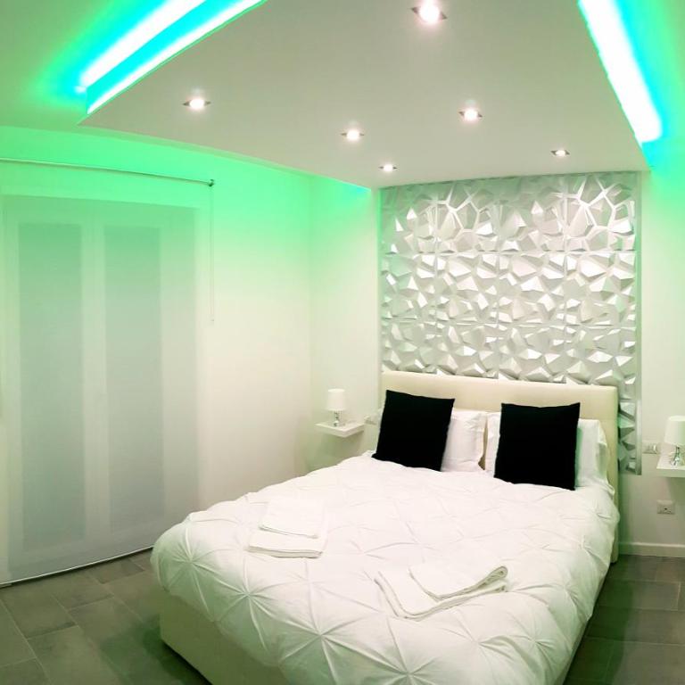 Diamond Suite Verona - King Suite with Spa Bath - 33