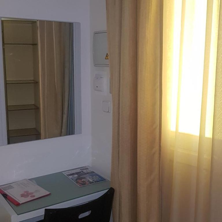 Hotel y Apartamentos Doña Lola - Habitación Individual Pequeña - 8