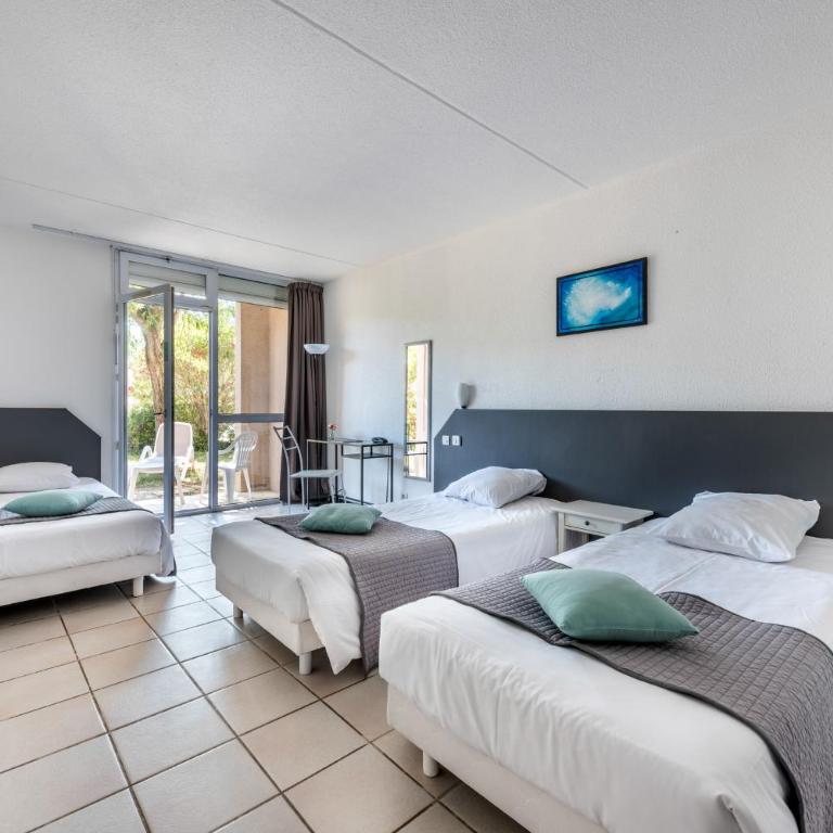 Le Clos des Bruyères - Chambre Triple - Vue sur la Piscine - 5