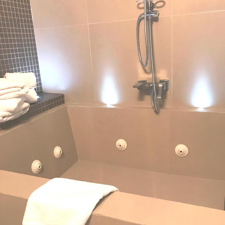 Abalú Collection Suites Gran Via - Apartamento de 1 dormitorio con bañera de hidromasaje - 3
