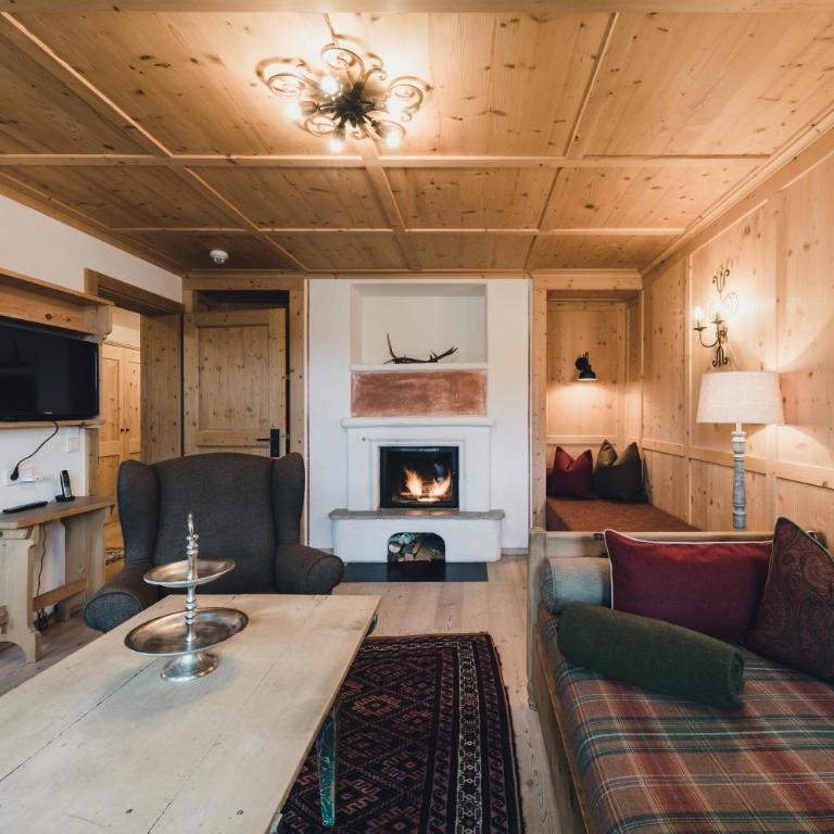 Himmlhof Small Luxury Boutique Hotel - Deluxe Suite mit Kingsize-Bett und Kamin - 7