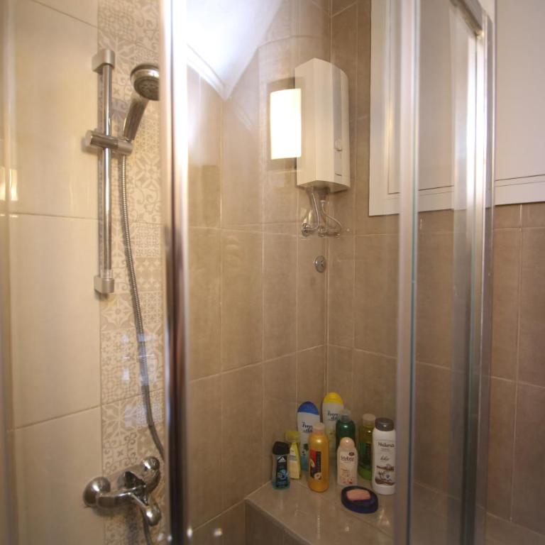 Guesthouse Kod Keme - Dvokrevetna Soba sa Zasebnim Krevetima i Zajedničkim Kupatilom - 9